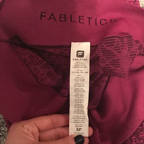 fabletics crop leggings breast cancer awareness - Picture 3 of 3